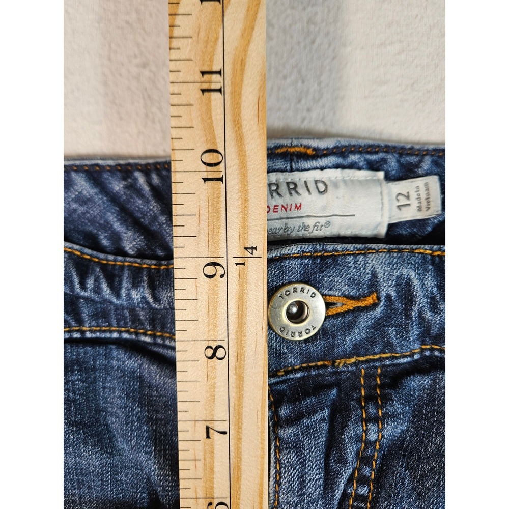 Torrid Denim Womens Size 12 Medium Wash Stretch Jean shorts - Picture 3 of 10